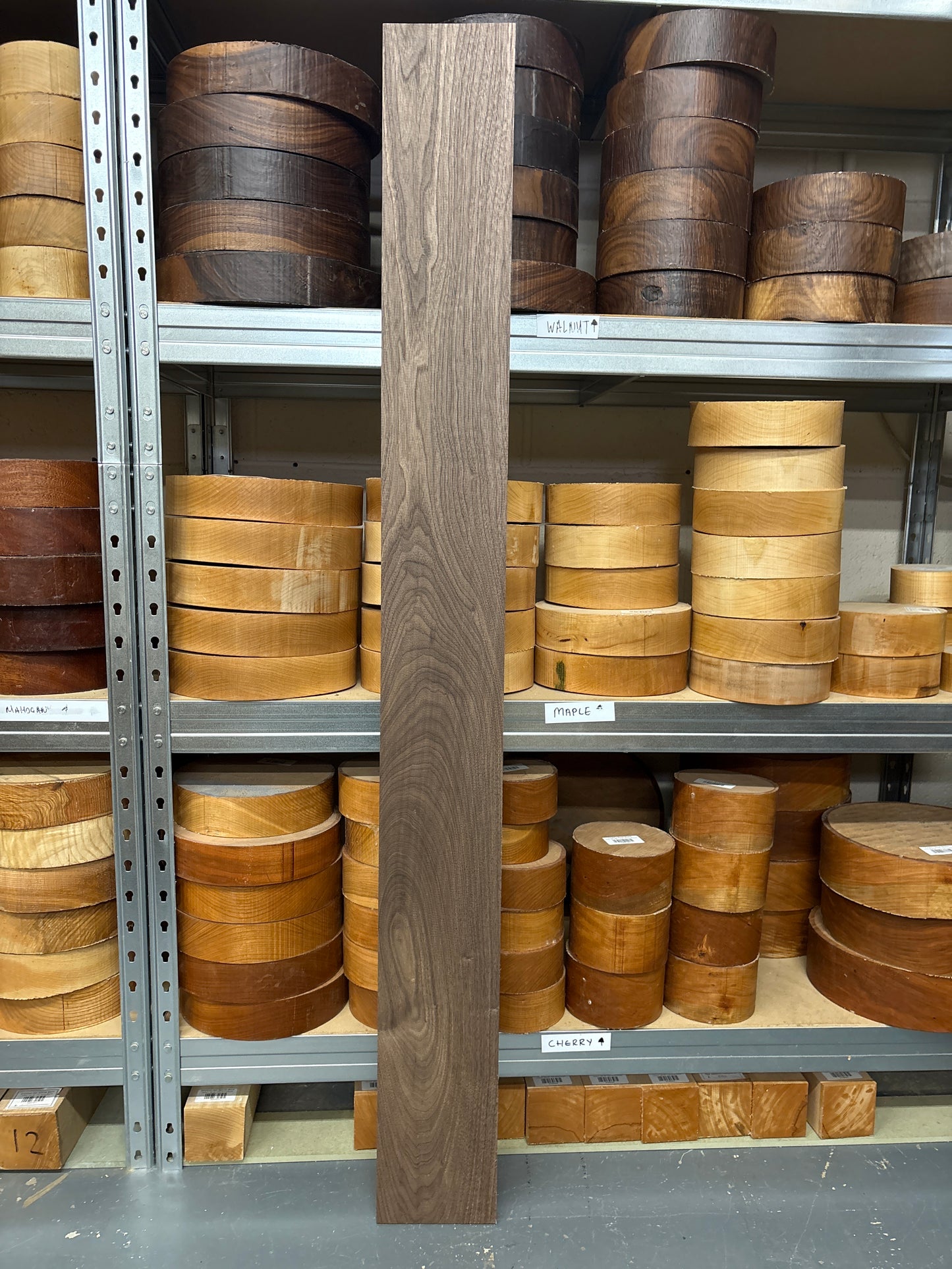 Am. Walnut ABW12 — 1375 × 145 × 21mm