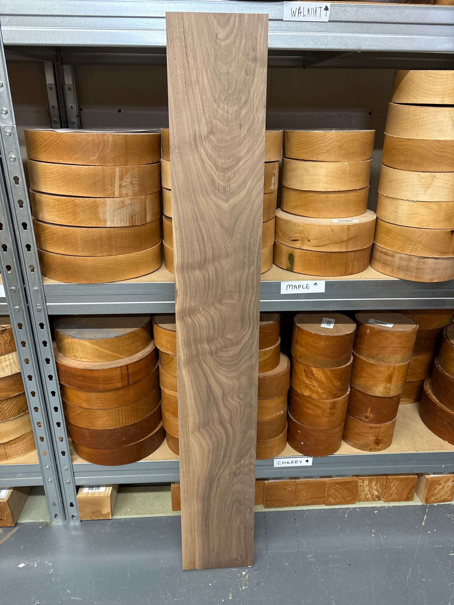 Am. Walnut ABW07 — 1060x155x32mm