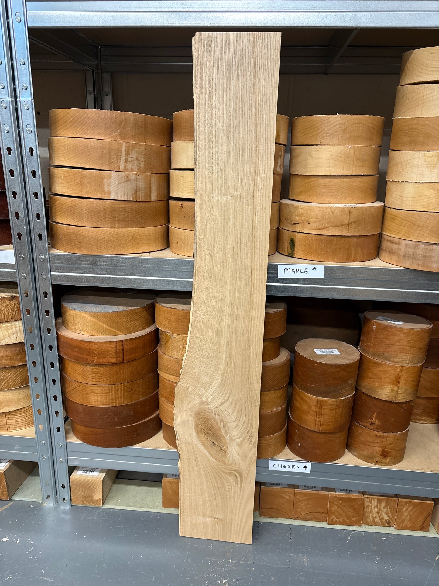 Sweet Chestnut CHE03 — 1010x145avg x20mm (Live Edge)